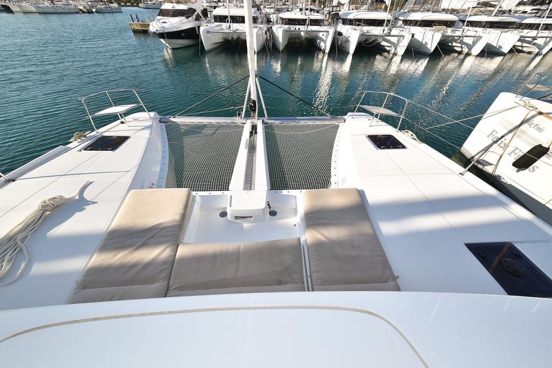 Book yachts online - catamaran - Lagoon 46 - MIDLIFE CRISIS - rent