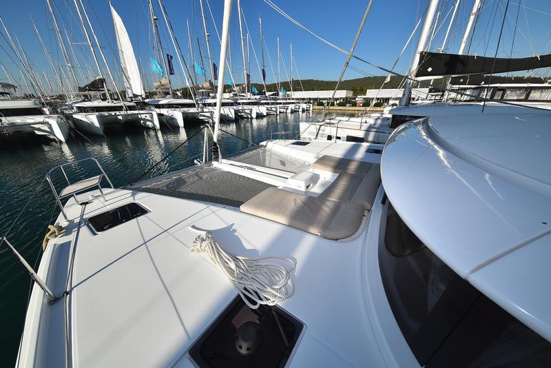 Book yachts online - catamaran - Lagoon 46 - MIDLIFE CRISIS - rent