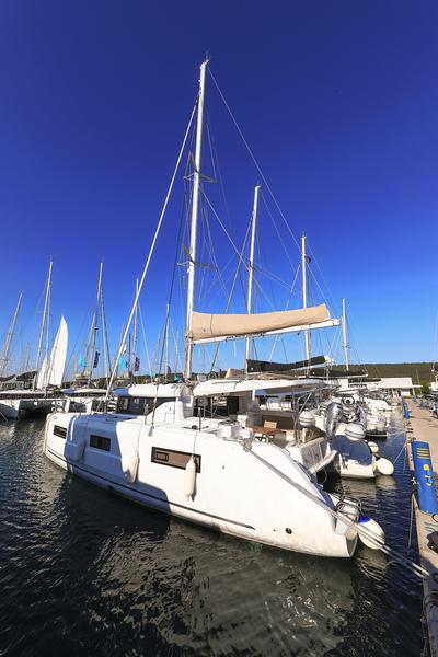 Book yachts online - catamaran - Lagoon 46 - MIDLIFE CRISIS - rent