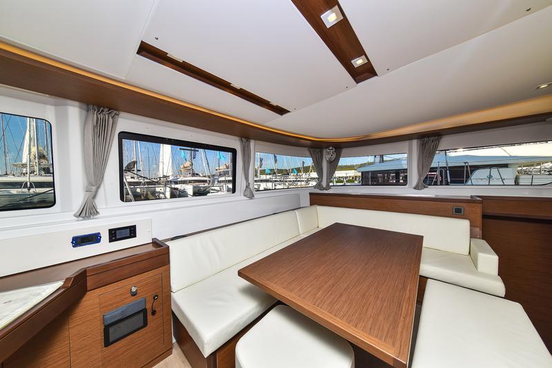 Book yachts online - catamaran - Lagoon 46 - MIDLIFE CRISIS - rent