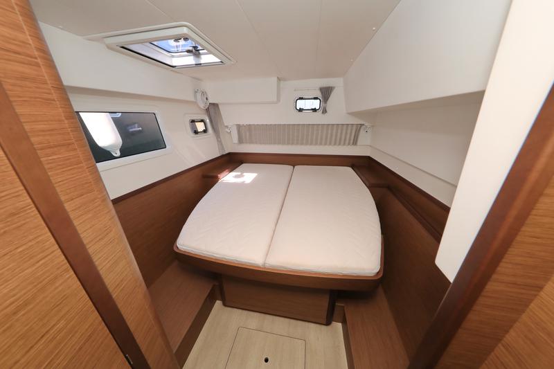 Book yachts online - catamaran - Lagoon 42 - ZEUS - rent