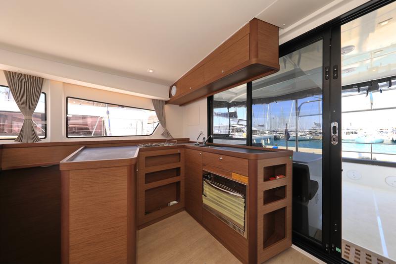 Book yachts online - catamaran - Lagoon 42 - ZEUS - rent