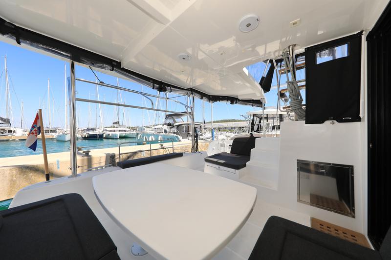 Book yachts online - catamaran - Lagoon 42 - ZEUS - rent