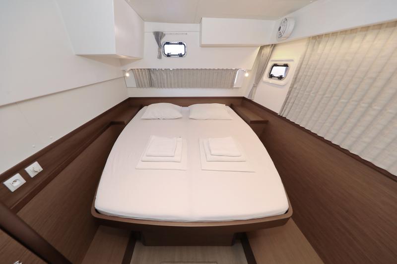 Book yachts online - catamaran - Lagoon 42 - ZEUS - rent