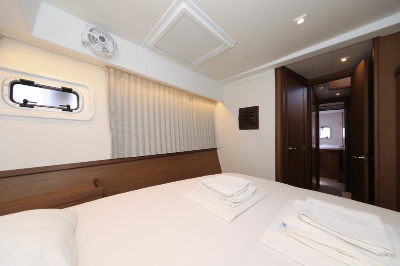 Book yachts online - catamaran - Lagoon 42 - ZEUS - rent