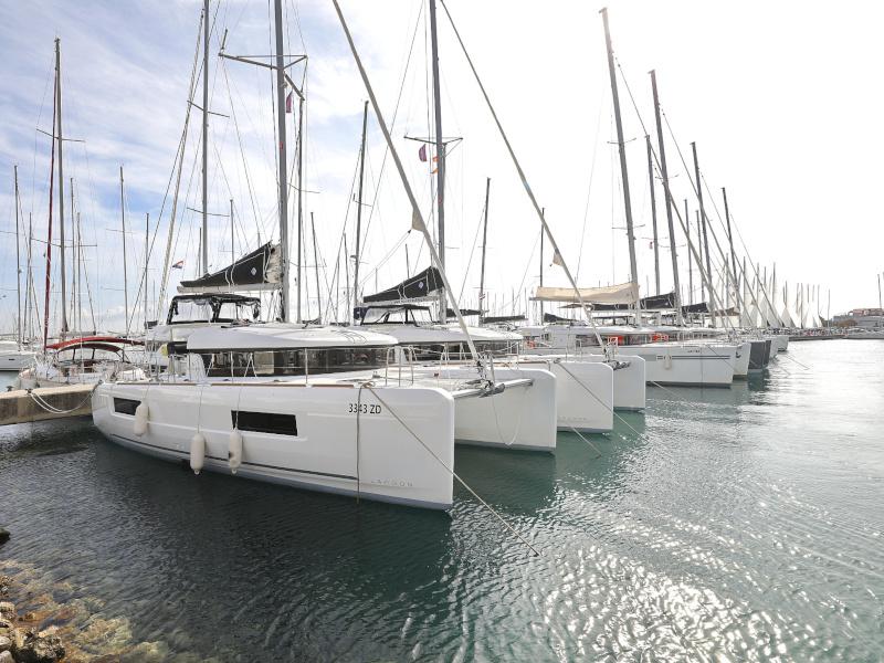 Book yachts online - catamaran - Lagoon 40 - BLUE ANGEL - rent