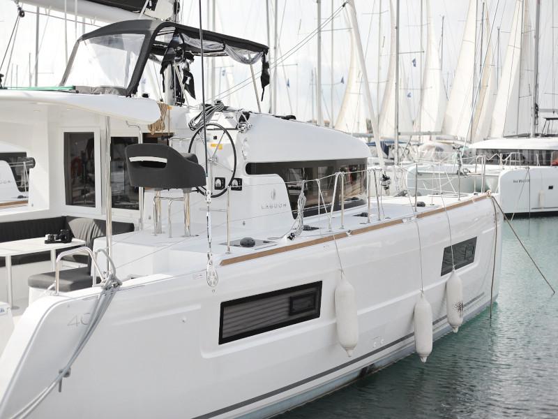 Book yachts online - catamaran - Lagoon 40 - BLUE ANGEL - rent
