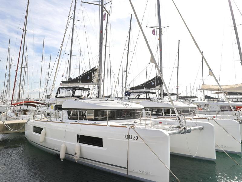 Book yachts online - catamaran - Lagoon 40 - BLUE ANGEL - rent