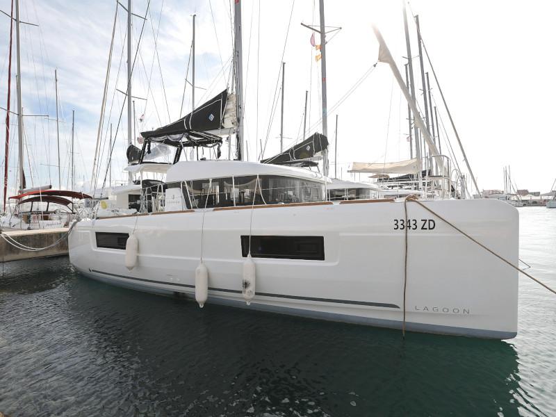 Book yachts online - catamaran - Lagoon 40 - BLUE ANGEL - rent