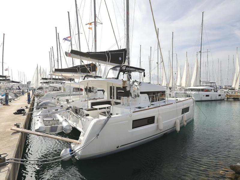 Book yachts online - catamaran - Lagoon 40 - BLUE ANGEL - rent