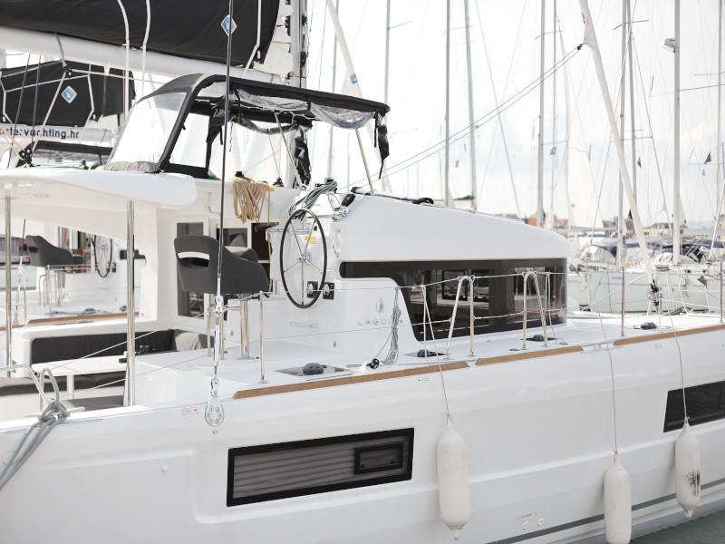 Book yachts online - catamaran - Lagoon 40 - BLUE ANGEL - rent
