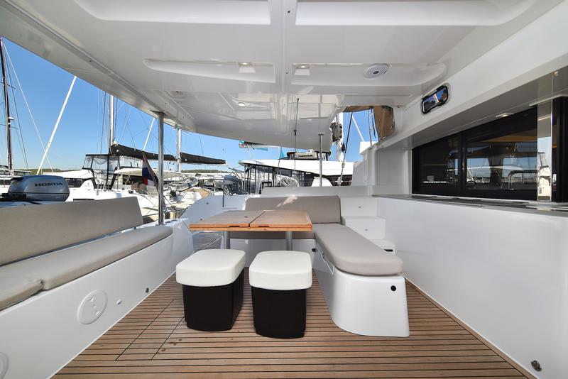 Book yachts online - catamaran - Lagoon 46 - MAJESTIC - rent