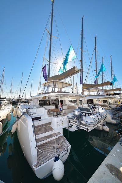 Book yachts online - catamaran - Lagoon 46 - MAJESTIC - rent