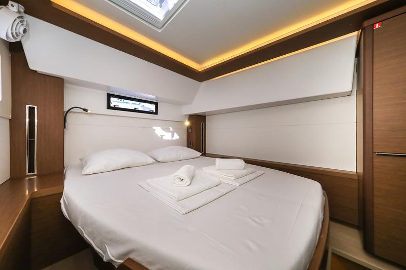 Book yachts online - catamaran - Lagoon 46 - MAJESTIC - rent