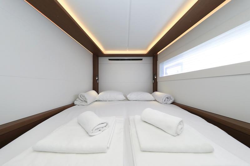 Book yachts online - catamaran - Lagoon 46 - MAJESTIC - rent