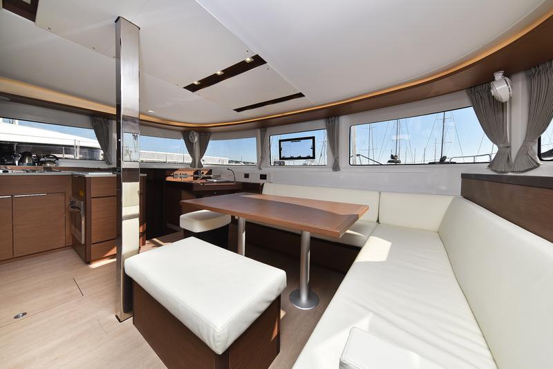 Book yachts online - catamaran - Lagoon 46 - MAJESTIC - rent