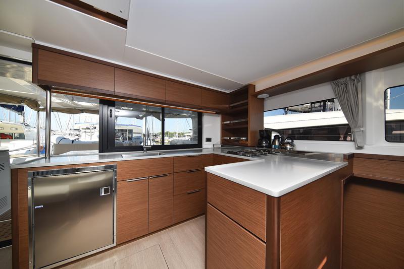 Book yachts online - catamaran - Lagoon 46 - MAJESTIC - rent