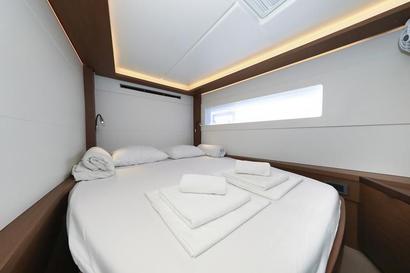Book yachts online - catamaran - Lagoon 46 - MAJESTIC - rent