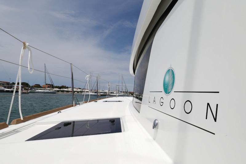 Book yachts online - catamaran - Lagoon 52 - SEA DWELLER  - rent
