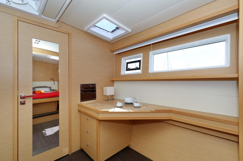 Book yachts online - catamaran - Lagoon 52 - SEA DWELLER  - rent