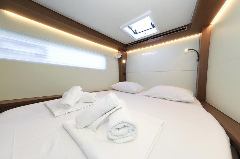 Book yachts online - catamaran - Lagoon 50 - LUX - rent