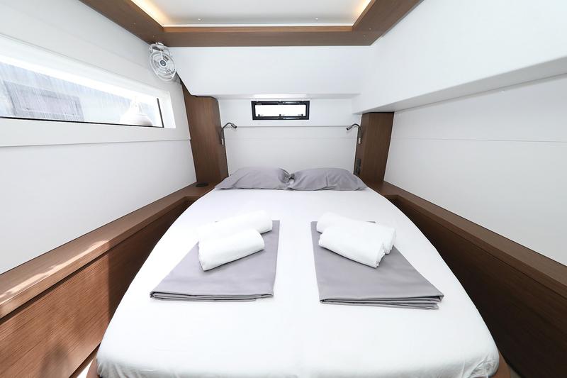 Book yachts online - catamaran - Lagoon 46 - WHITE PEARL - rent