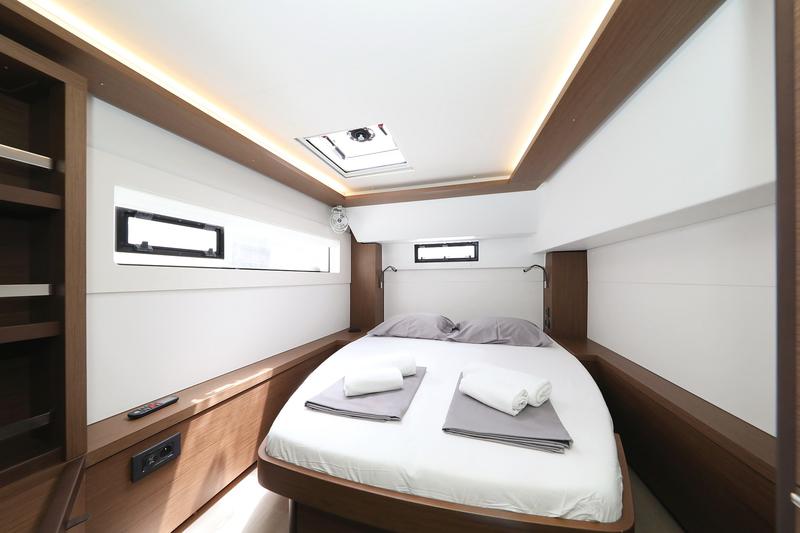 Book yachts online - catamaran - Lagoon 46 - WHITE PEARL - rent
