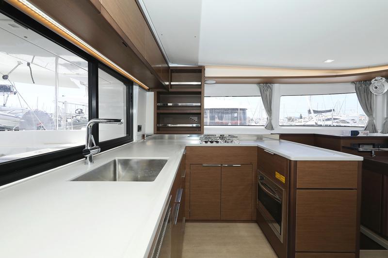 Book yachts online - catamaran - Lagoon 46 - WHITE PEARL - rent