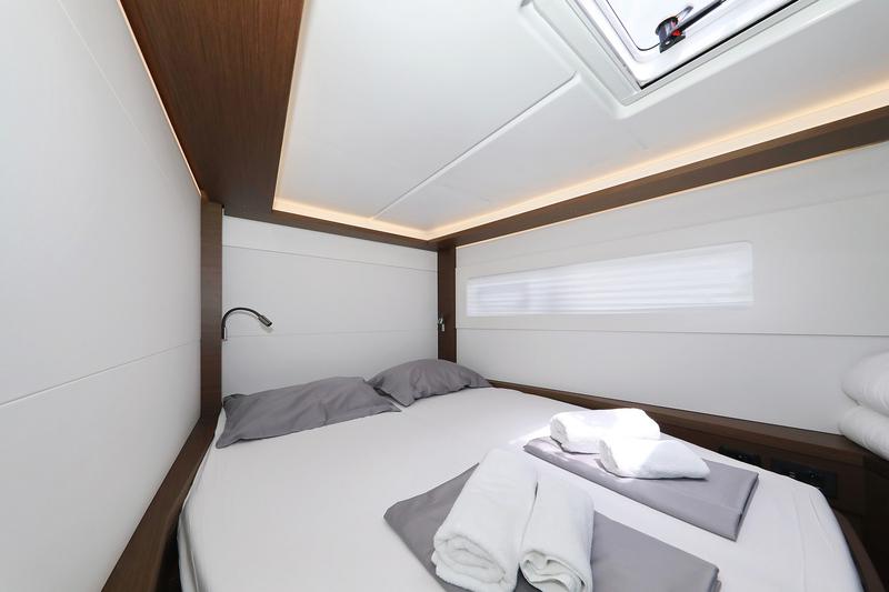 Book yachts online - catamaran - Lagoon 46 - WHITE PEARL - rent
