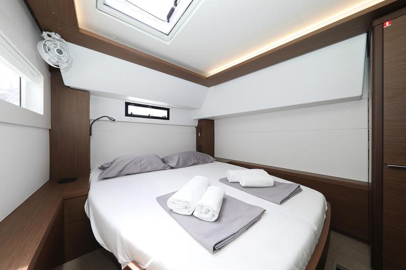 Book yachts online - catamaran - Lagoon 46 - WHITE PEARL - rent