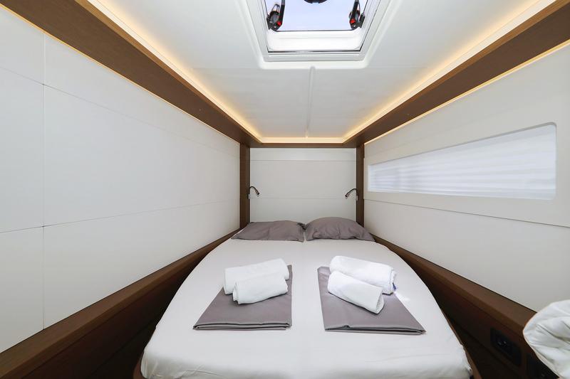 Book yachts online - catamaran - Lagoon 46 - WHITE PEARL - rent