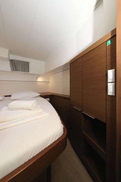Book yachts online - catamaran - Lagoon 40 - GIMME KISS - rent