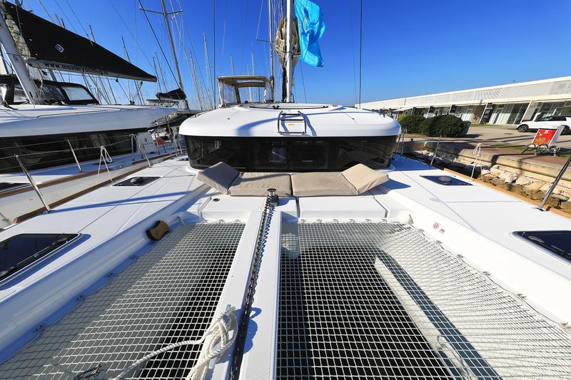 Book yachts online - catamaran - Lagoon 40 - GIMME KISS - rent