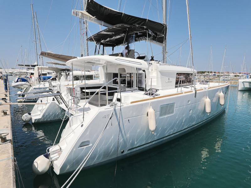 Book yachts online - catamaran - Lagoon 450 F - HOT STUFF - rent