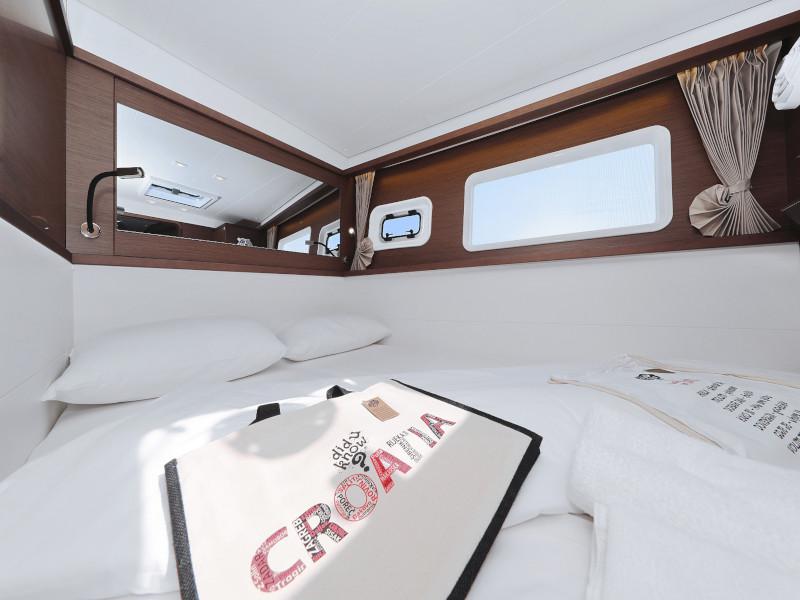 Book yachts online - catamaran - Lagoon 450 F - HOT STUFF - rent