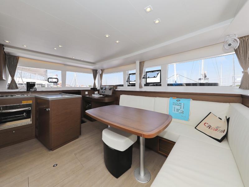 Book yachts online - catamaran - Lagoon 450 F - HOT STUFF - rent