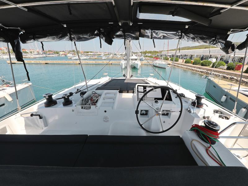 Book yachts online - catamaran - Lagoon 450 F - HOT STUFF - rent