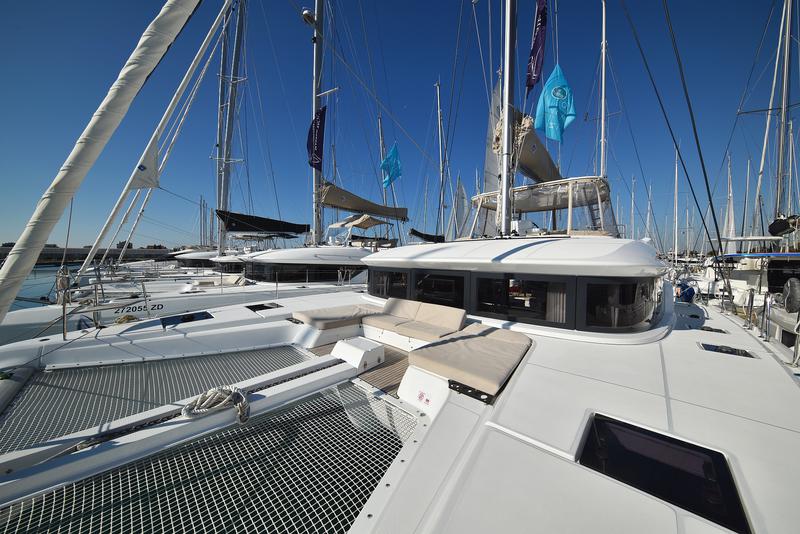 Book yachts online - catamaran - Lagoon 50 - SHADOW - rent