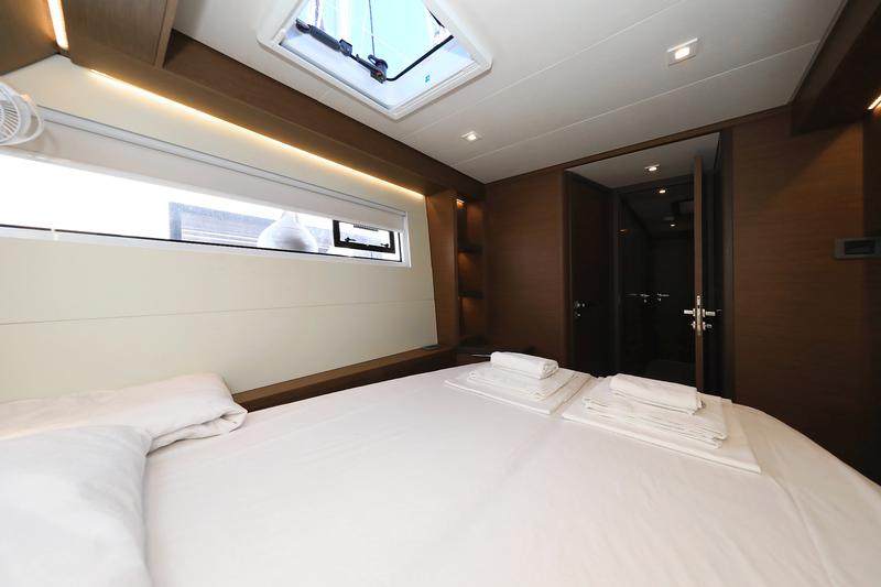 Book yachts online - catamaran - Lagoon 50 - SHADOW - rent