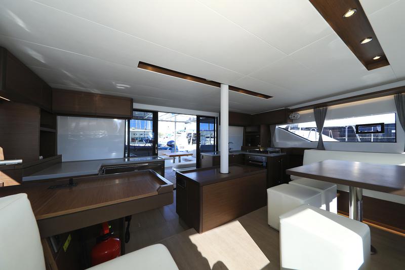 Book yachts online - catamaran - Lagoon 50 - SHADOW - rent