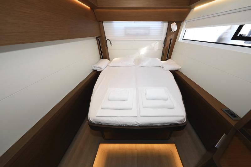 Book yachts online - catamaran - Lagoon 50 - SHADOW - rent