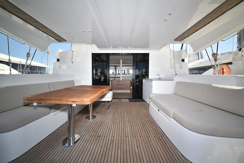 Book yachts online - catamaran - Lagoon 50 - SHADOW - rent