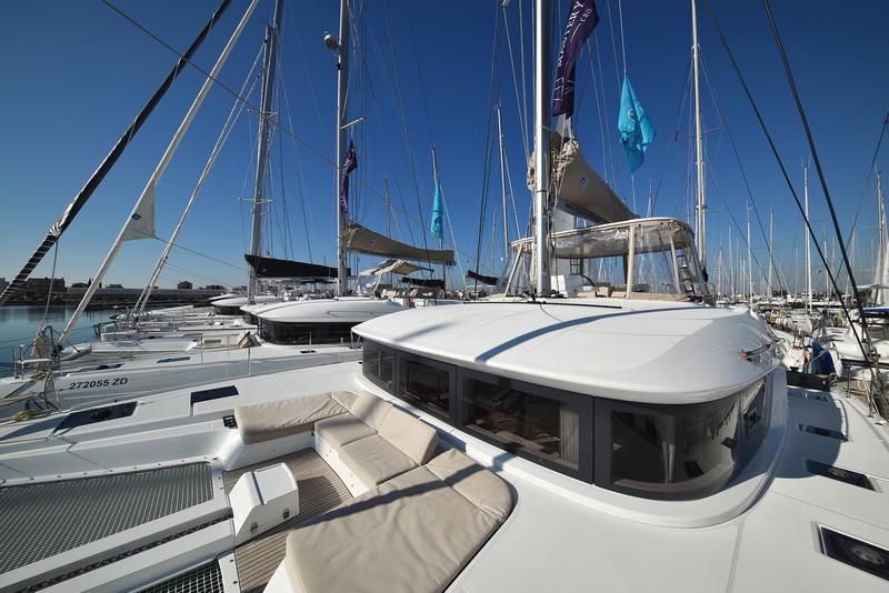 Book yachts online - catamaran - Lagoon 50 - SHADOW - rent