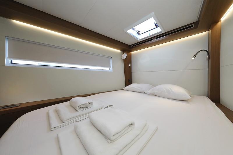 Book yachts online - catamaran - Lagoon 50 - SHADOW - rent