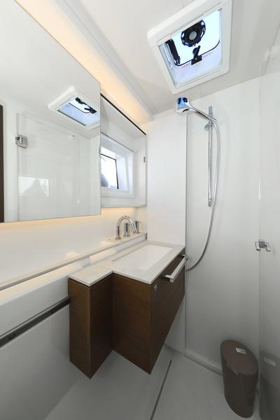 Book yachts online - catamaran - Lagoon 50 - SHADOW - rent