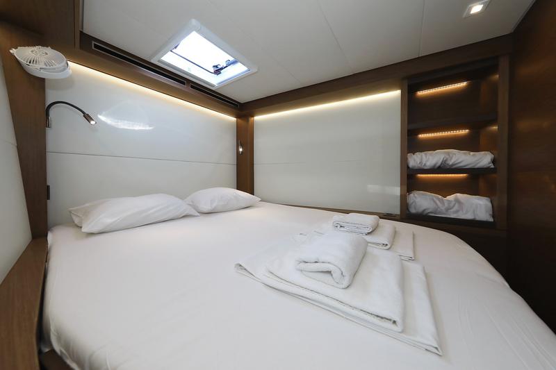 Book yachts online - catamaran - Lagoon 50 - SHADOW - rent