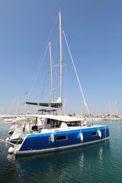 Book yachts online - catamaran - Lagoon 42 - ROYAL SALUTE - rent