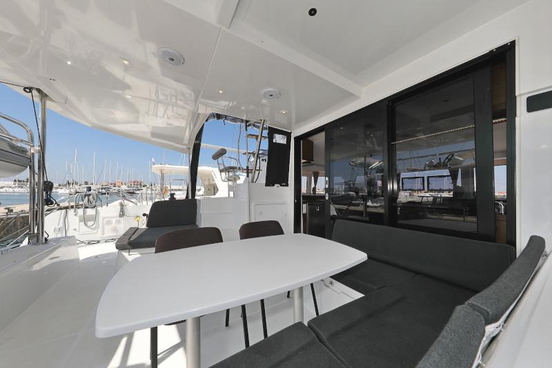 Book yachts online - catamaran - Lagoon 42 - ROYAL SALUTE - rent