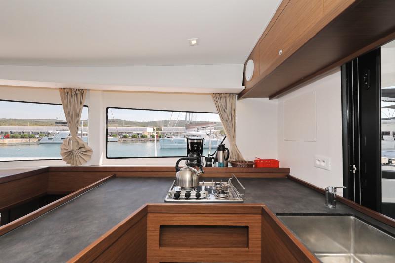 Book yachts online - catamaran - Lagoon 42 - ROYAL SALUTE - rent