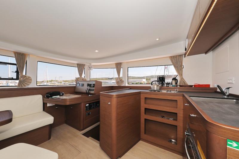 Book yachts online - catamaran - Lagoon 42 - ROYAL SALUTE - rent